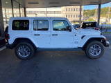 台形ホイールアーチはjeep全車種に継承されているデザイン性と悪路を走破しやすい形状となっております