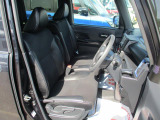 女性の方ももちろんですが、運転席側、助手席側の足元スペースが広いので男性の方が運転しても窮屈になりにくいですよ!