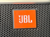 【JBLサウンドシステム】メーカーオプションの高品位サウンドシステムを搭載。専用のチューニングが施された大小様々なスピーカーから良質なサウンドが奏でられ、臨場感あふれる音響空間を演出します。
