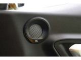車内空間にクリアでパワフルな心地よいサウンドを響かせる『JBLサウンドシステム』を搭載。音の良さはもちろんのこと、音楽の魅力をダイレクトに感じることが出来るクオリティの高いサウンドが楽しめます。