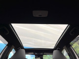 【パノラマルーフ】大型のガラスルーフ搭載で車内の解放感が一気にアップ!開放的なドライブをお楽しみいただけます。