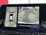 上空から見下ろしているかのような映像をディスプレイに映し出し、スムースな駐車をサポートします。画面は「トップビュー」のほか「サイドブラインドビュー」への切り換えが可能。ますます安心です