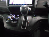 インパネシフトだから視線の移動も少なく足元もスッキリ。運転席もゆったりしているのでゆとりを持ってドライブできますね。