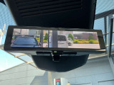 スマートルームミラーは、車両後方に設置されたカメラの映像を、ルームミラーに映し出すことで、死角をなくし、安全性を向上させることができます。また、夜間や雨天時でも、クリアな映像を映し出すことができます。