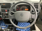 【ハンドル回り】インテリアに合わせたデザインのステアリングは、運転される方のことも考え、運転しやすい形状、大きさです。ぜひ一度、実際に触ってお確かめください。
