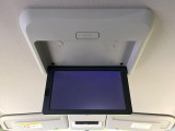 【フリップダウンモニター】大画面モニターで後席でもエンタメをお楽しみいただけます。小さなお子様にも大人気の装備です♪