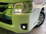 【LEDヘッドライト】悪天候や夜間走行時も良好な視界を確保し安心して運転できる高輝度LEDヘッドライトを装備!点灯速度が早く、消費電力も抑えられています。