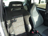 運転席、レカロのセミバケットシートを新品シートレール使用にて取付けました。ノーマルシートと比べ格段にホールド感がアップし見た目もとてもカッコ良くなりました。