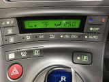 左右独立温度コントロールフルオートエアコンです。運転席、助手席それぞれで独立して温度設定ができます。冷え性の方が乗っても安心ですね♪