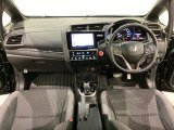 車内は光触媒抗菌消臭施工済です。スタイリッシュなデザインで暖かみのあるインパネ周りを演出します。グローブボックスやカップホルダーのほかにトレーなどたくさんの収納スペースが装備されています。
