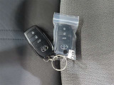 スマートキーは2個付属いたします。