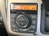 【オートエアコン】一度お好みの温度に設定すれば、車内の温度を検知し風量や温度を自動で調整。暑い&hellip;寒い&hellip;と何度もスイッチ操作をする必要はありません。快適な車内空間には必須の機能ですね♪