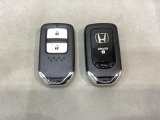 スマートキーを装備しています。鍵を差し込むことなくドアロックの開け閉めと、スタートボタン操作でのエンジンスタートができます。スペアキーも同じものを用意しております。