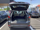 全てのリアシートを倒した状態です。車内泊も可能な広々としたスペースを作り出せます。