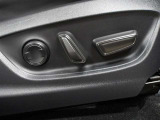 運転席はパワーシートなのでお好みのドライビングポジションに調整可能です♪