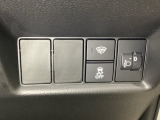 ハンドルの右側にはヘットライトリベライザーとVSA(ABS+TCS+横滑り抑制)の解除スイッチなどがついています。ヘッドライトリベライザーは道路状況や積荷の加重に応じてライトの高さを調節できます。