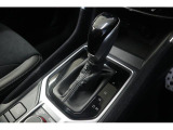 シフトブーツを装着、シフトパネルはピアノブラック調になっており、高級感を演出。