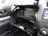 助手席前には車検証入れ等書類一式を収納できるグローブボックスがございます。