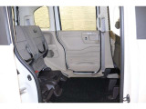 HONDA独自の機構!リアシートはチップアップ(跳ね上げ)することにより背の高い荷物も楽々積み込みすることが可能!!より空間を有効にするためにも大変便利なシートアレンジになります!!