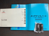 メンテナンスノート【整備記録簿】、取説も揃ってます。スマートキーはバッグなどにしまったままボタン操作でエンジンの始動・停止ができて大変便利です。