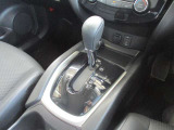 使い勝手の良い位置に配置された操作性の良いシフトレバーになってます。