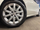 ●純正16インチアルミホイール:輸入車ならではの卓越した走りを支えるホイールと足回りです!日本車の走りに慣れている方にもぜひ体感して頂きたいほど、高いレベルでまとまっています!