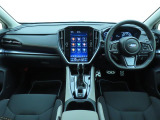 ■視界良好で運転しやすいコックピットです。シンプルで操作性の良いインパネ回りにデザインされ、SUBARUは安全性能に徹底的にまでこだわった視界設計を行っています。