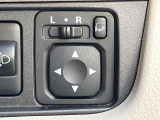 【電動格納ミラー】サイドミラーは電動格納式となっており、狭い駐車場でもキズがつくリスクを抑えられます。