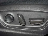 パワーシート搭載。微妙な調整が手軽にでき、ピッタリのポジションで運転することが可能です。