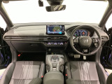 車内は光触媒抗菌消臭施工済です。スタイリッシュなデザインで暖かみのあるインパネ周りを演出します。グローブボックスやカップホルダーのほかにトレーなどたくさんの収納スペースが装備されています。