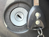 【キーレス】少し離れた場所からでもボタン一つでドアの開錠・施錠ができるのでとっても便利!ドアの鍵穴周りに傷をつけることもありません♪
