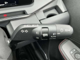 ハイビームアシストは周囲の明るさから対向車や先行車、街灯の有無などをフロントカメラが検知して、自動でハイビーム(上向き)とロービーム(下向き)を切り替える機能です。
