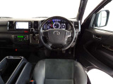 ウッド調と革巻きステアリングで快適な操作性の運転席です。