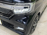 【LEDヘッドライト】悪天候や夜間走行時も良好な視界を確保し安心して運転できる高輝度LEDヘッドライトを装備!点灯速度が早く、消費電力も抑えられています。