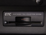 コンソール内一体型のビルトインETC装備!見た目の部分も良いですが、ETCカードの盗難防止になる設置箇所です!料金所の渋滞回避!時間帯・日によって料金の軽減を受けられます!ストレス知らずのドライブ!