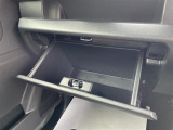 グローブボックスの画像です。店舗にて現車の確認もいただけますので、お電話で在庫のご確認の上是非ご来店くださいませ!!!ワクワクするクルマ選びをご提案します!