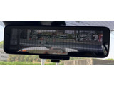 スマート・ルームミラーは、車両後方のカメラ映像をミラー面に映し出すので、荷室に積んだ大きな荷物などが写り込んで見にくくなりがちな車内状況や、天候などに影響されずいつでもクリアな後方視界が得られます。