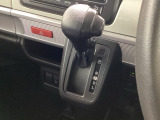インパネシフトを採用しているので、前席の足元も広々としています。運転席と助手席の行き来もスムーズです!