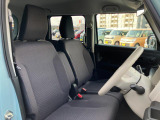 【フロントシート】高めのヒップポイントで見晴らしが良く、運転もしやすいですよ◎運転席アームレストがついているので長距離運転時の疲労軽減になりますよ◎