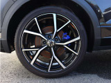 235/40R19タイヤ/8Jx19アルミホイール、ブルーブレーキキャリパー