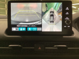マルチビューカメラシステム搭載車です。お車の周囲を全方位でカバーします。後方・前方・両脇と、コンディションが悪い視界でもカラーモニターに映し出した映像がドライバーをサポートします。