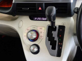 車内を快適に、オートエアコンを装備しています。