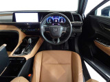 革巻きステアリングで快適な操作性の運転席です。