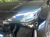 【LEDヘッドライト】悪天候や夜間走行時も良好な視界を確保し安心して運転できる高輝度LEDヘッドライトを装備!点灯速度が早く、消費電力も抑えられています。