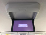 【フリップダウンモニター】大画面モニターで後席でもエンタメをお楽しみいただけます。小さなお子様にも大人気の装備です♪
