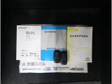 取扱説明書に整備手帳兼メーカー保証書も有ります。キーレスアクセスキーも2本あります。
