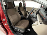 運転席はひじ掛け付!長時間の運転の際に重宝しそうです!シート位置が高めで乗り降りしやすい!