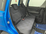 【リヤシート】膝まわりや足元にゆとりのスペースを確保した後席。週末の遠出の際にも、ゆったりとした姿勢で快適に過ごせます。