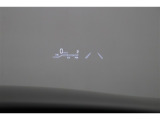 ヘッドアップディスプレイ(HUD)です。運転に必要な情報をフロントガラスの視野内に投影することで視線を外さず確認できます。焦点移動が少なくて済むので安全性の向上に貢献します。