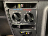 寒い冬も暑い夏も全席に快適な空調を届けてくれる、ダイヤル式エアコンを装備♪